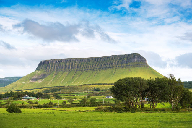 Cao nguyên nổi nổi bật này ở Sligo, Ireland, được đặt tên là Benbulbin. Nó có độ cao 526 m và là địa điểm hấp dẫn đối với những du khách đam mê đi bộ khám phá.