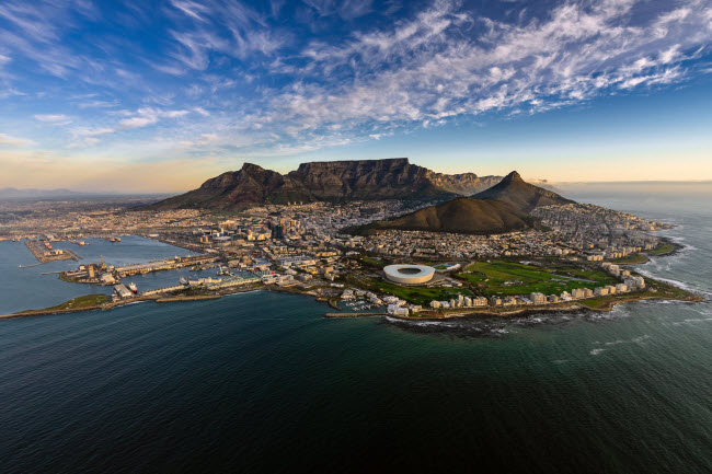 Với độ cao 1085 m, núi Bàn nhìn xuống thành phố Cape Town ở Nam Phi là một trong những đỉnh núi đẹp nhất thế giới.