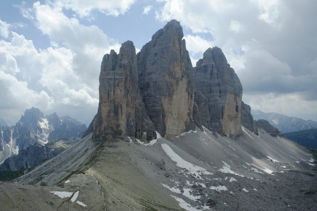 Bộ ba đỉnh núi cao này được biết đến với tên gọi Tre Cime di Lavaredo thuộc dãy núi Dolomites ở Italia. Đỉnh cao nhất là 2.999 m.