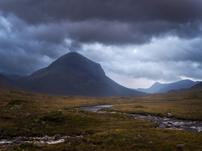 Khung cảnh trước một cơn bão tại ngọn núi Black Cuillins ở Scotland.