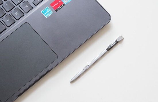 Đây là chiếc laptop đầu tiên của Samsung được trang bị bút S Pen, cùng loại với bút của dòng Galaxy Note. Bút S Pen đi kèm cảm ứng được 4.000 cấp độ nhấn, cảm ứng được độ nghiêng của đầu bút tương tự như bút Surface Pen và tương thích với Windows Ink. Tất nhiên đi cùng với Windows 10 và bút S Pen có cả bộ phần mềm Air Command quen thuộc.