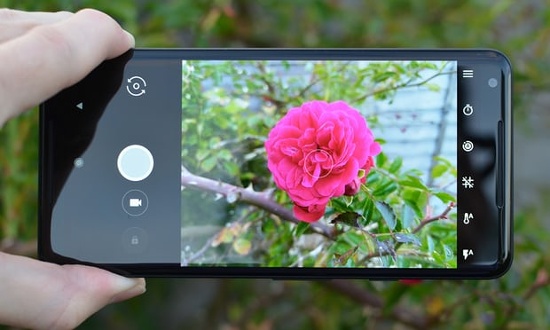 Với công nghệ này các điểm ảnh phân chia đóng vai trò như ống kính thứ 2, nên camera của Pixel 2 XL cũng có khả năng chụp ảnh với hiệu ứng xóa phông không thua kém gì smartphone được trang bị cụm camera kép. 