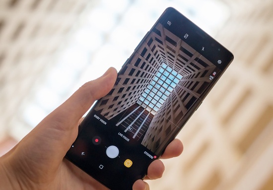 Giống như iPhone X, camera kép trên Galaxy Note 8 hỗ trợ tính năng zoom quang học 2x và cả hai camera đều hỗ trợ tính năng ổn định hình ảnh quang học OIS. Cả hai camera đều hỗ trợ chế độ chụp chân dung xoá phông, trên iPhone X gọi là Portrait Mode thì Galaxy Note 8 gọi là Live Focus.