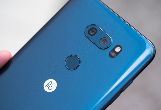 LG V30 sở hữu cụm camera kép, trong đó một camera ống kính tiêu chuẩn độ phân giải 16 megapixel với khẩu độ lớn nhất hiện nay trên smartphone là f/1.6, cho khả năng thu sáng tốt nhất. Camera thứ hai 13 megapixel sẽ đi kèm ống kính góc siêu rộng 120 độ tối ưu hóa chụp selfie.