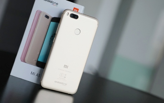 Chụp ảnh là điểm mạnh của Xiaomi Mi A1, trong đó cụm camera kép của thiết bị có thông số tương tự trên Mi 6, trong đó một camera góc rộng 12MP, khẩu độ f/2.2 và một camera tele 12MP, khẩu độ f/2.6 để tạo hiệu ứng xóa phông, chụp chân dung, hay hỗ trợ chụp ảnh tốt trong môi trường thiếu sáng. 