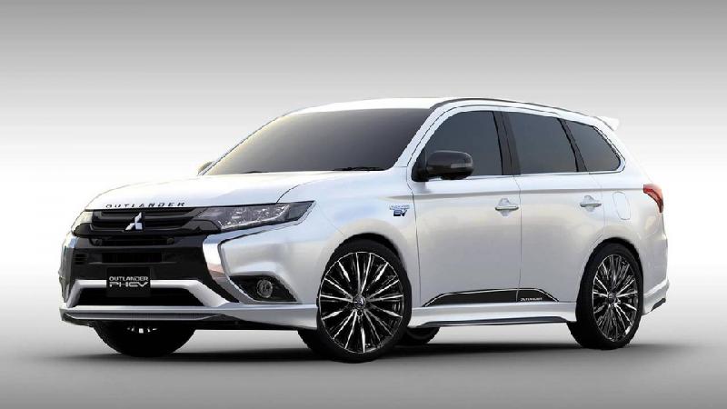 Mitsubishi Outlander PHEV Premium Sports Concept: Chiếc SUV ý tưởng Outlander PHEV Premium Sports Concept được trang bị bộ bodykit mới cùng nhiều chi tiết làm từ sợi carbon. Xe dùng bộ vành 20-inch đa chấu với lốp Yokohama Advan Sport V và có hệ truyền động Hybrid.