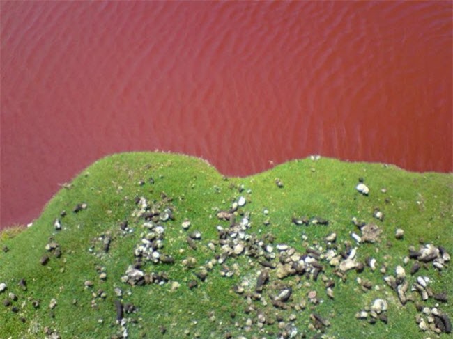 Hồ nước đỏ được bao quanh bởi 2 hồ khác có nước màu xanh và vàng. Chúng được tin là sẽ sủi bọt khi có sự xuất hiện của những người xấu xa.