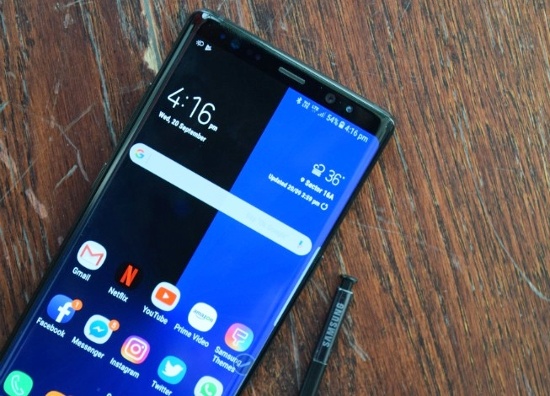 Samsung Galaxy Note 8 có viên pin 3.300 mAh, hỗ trợ sạc nhanh và sạc không dây, có khả năng chống nước, chống bụi chuẩn IP68 và chạy Android 7.1.1, hỗ trợ các tính năng như bảo mật vân tay, bảo mật mống mắt, khuôn mặt. 