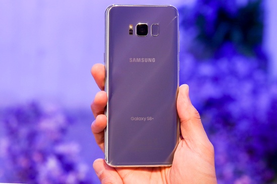 Samsung Galaxy S8 Plus có viên pin 3.500mAh, lớn hơn Note 8 nhưng vẫn hỗ trợ sạc nhanh và sạc không dây. Cấu hình phần cứng và nhiều tính năng khác của thiết bị là tương tự Note 8 nhưng chỉ có phiên bản RAM 4GB.