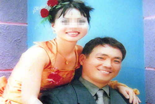 Cô dâu Võ Thị Minh Phương (28 tuổi) ôm 2 con nhảy lầu tự tử năm 2012 vì không chịu nổi cảnh bạo hành của chồng. 