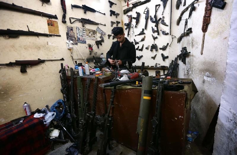 IS chiếm các cửa hàng, nhà máy để sản xuất vũ khí. Ảnh: 