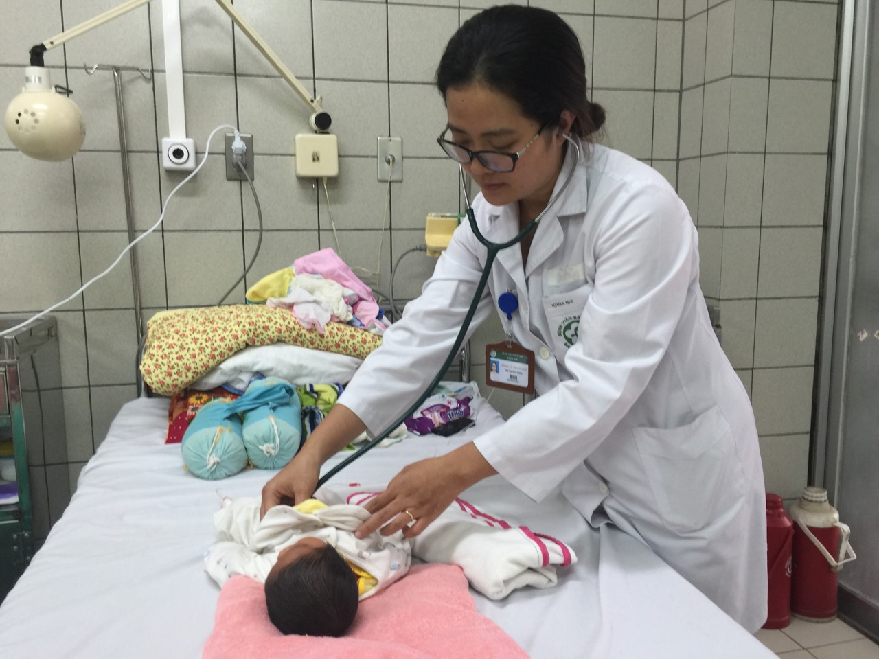 2 bệnh nhi chuyển từ Bệnh viện Sản - Nhi Bắc Ninh đến Bạch Mai được về nhà