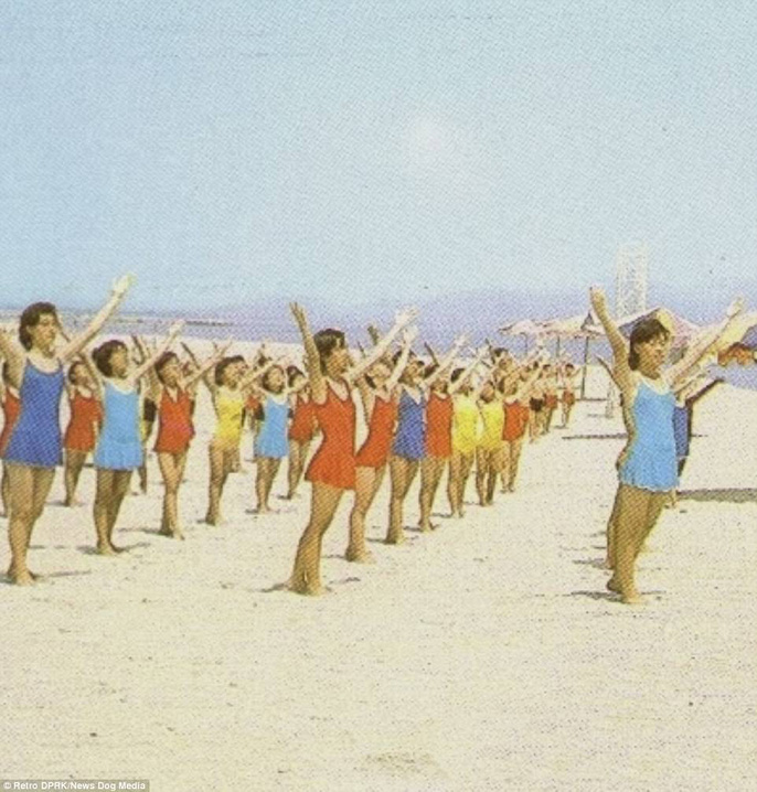Một lớp thể dục nhịp điệu trên bãi biển Songdowon. Ảnh: Retro DPRK