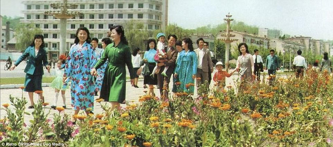 Các phụ huynh đưa con đến tham dự Trại Thiếu nhi Quốc tế Songdowan tại Bình Nhưỡng năm 1989. Ảnh: Retro DPRK