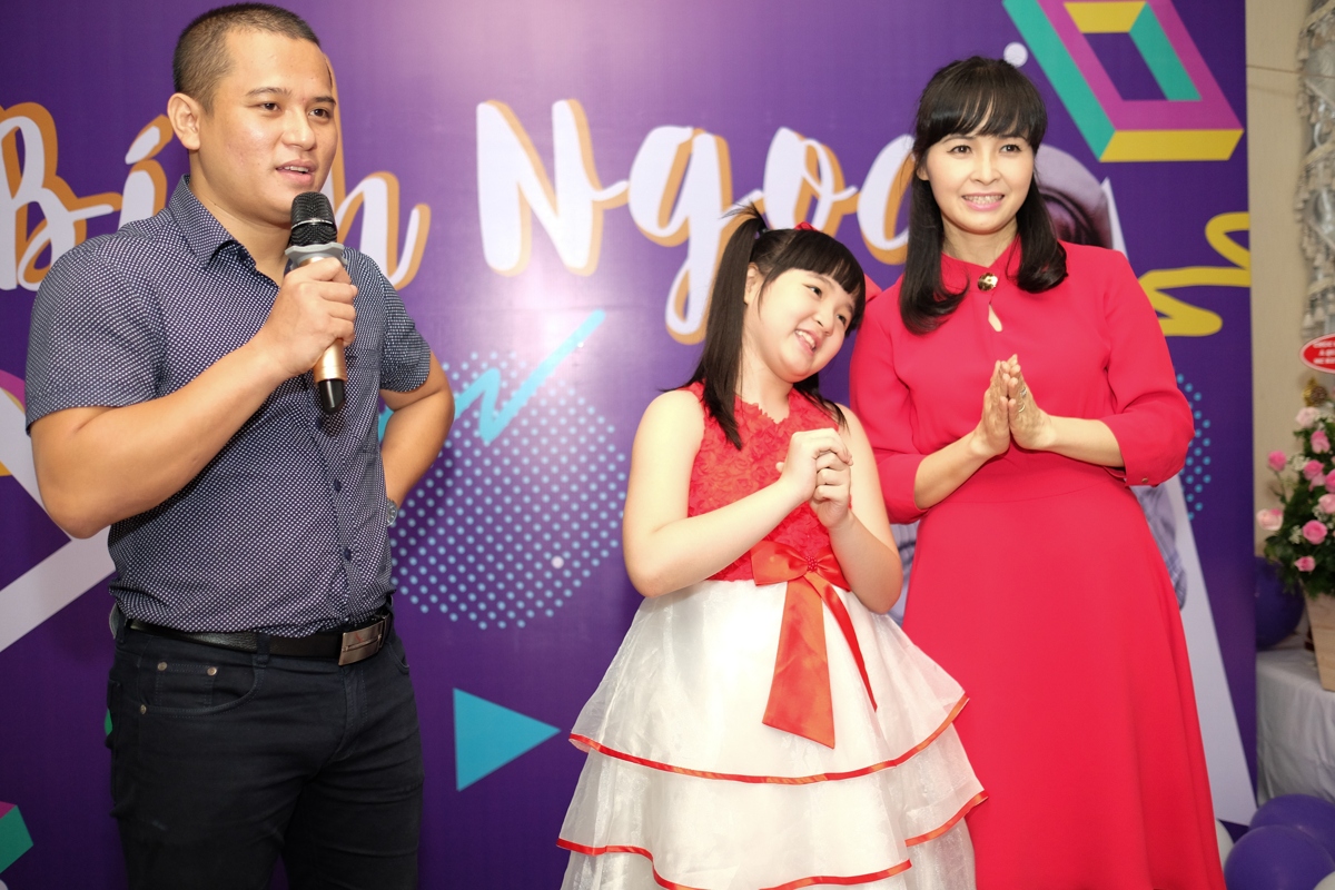 Ca sĩ Trang Nhung và bé Bích Ngọc xúc động trước tình cảm của fan
