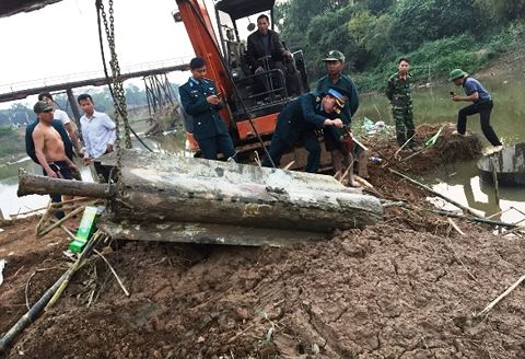 Hà Nội: Trục vớt quả tên lửa của Mỹ còn nguyên ngòi nổ nằm dưới sông