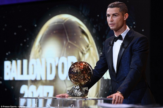 C.Ronaldo trên bục nhận giải