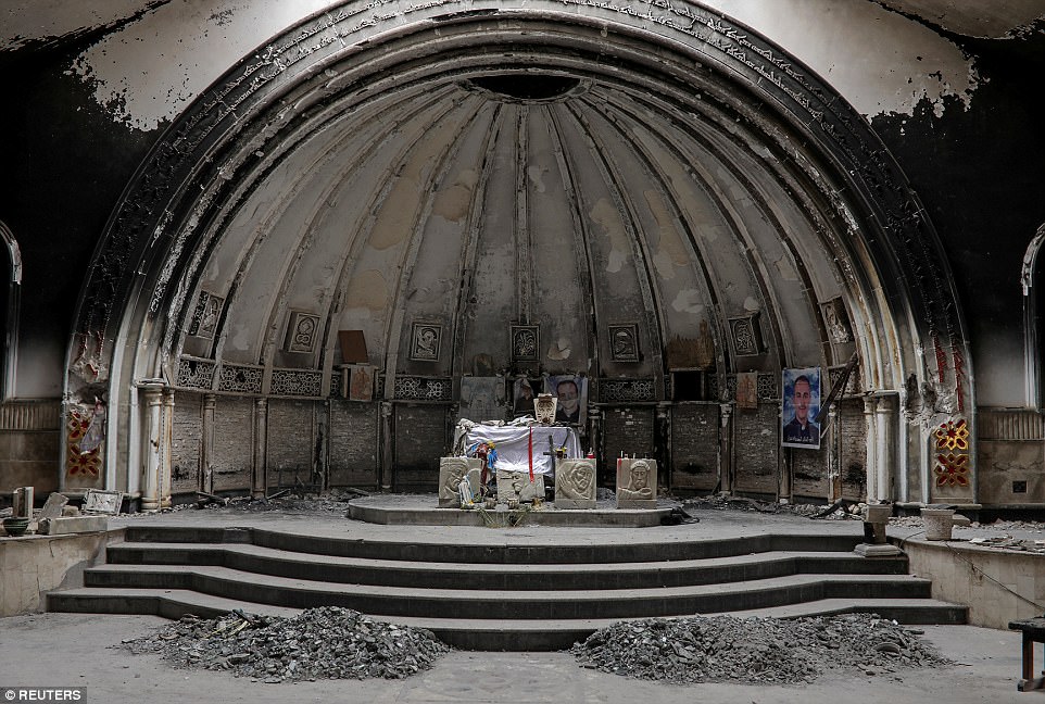 Bức ảnh của phóng viên ảnh Marko Djurica: Một nhà thờ bị phá hủy ở Qaraqosh, phía nam Mosul, Iraq, hôm 11/4