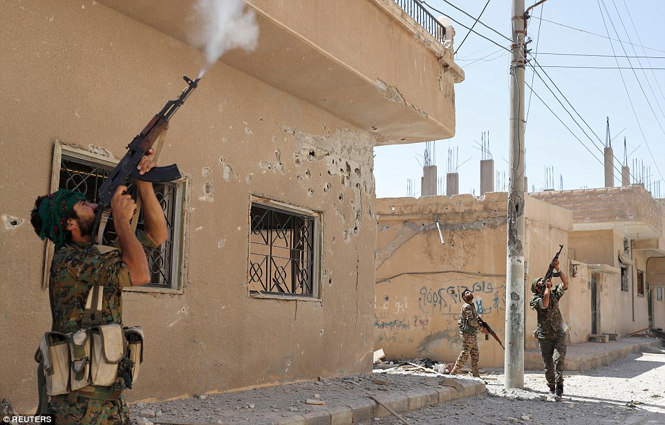Bức ảnh của phóng viên Goran Tomasevic: Lực lượng chiến binh người Kurd thuộc Các Đơn vị Bảo vệ Nhân dân (YPG) đang dùng súng trường bắn về phía một chiếc máy bay không người lái của IS ở Raqqa, Syria, hôm 16/6