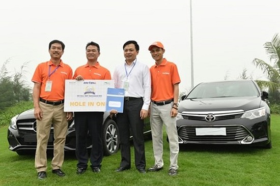 Golfer Nguyễn Văn Quế nhận giải thưởng