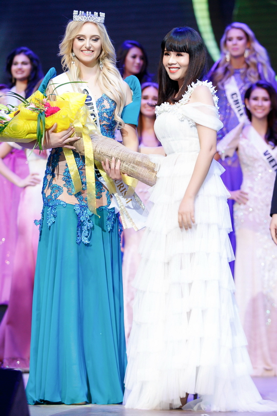 Hằng Nguyễn lên trao danh hiệu Miss Fashion Tourism cho đại diện Nam Phi