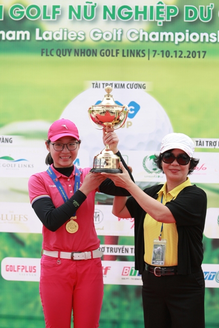 Đoàn Xuân Khuê Minh đăng quang Giải vô địch golf nữ nghiệp dư Quốc Gia 2017 (Ảnh: Duy Dương)