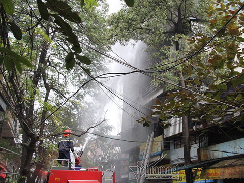 Hà Nội: Chạy máy phát điện để dập đám cháy trên phố Lạc Nghiệp