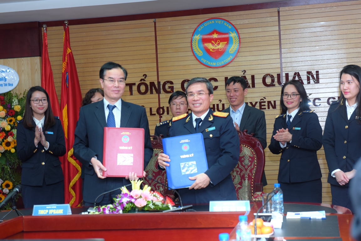 Phó Tổng cục trưởng Nguyễn Dương Thái và Ông Nguyễn Thanh Bình- Phó TGĐ ngân hàng VP Bank ký kết bản thỏa thuận