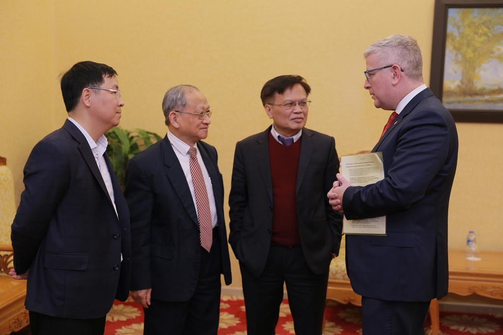 Đại sứ Australia Craig Chittick trao đổi với các chuyên gia kinh tế hàng đầu của Việt Nam