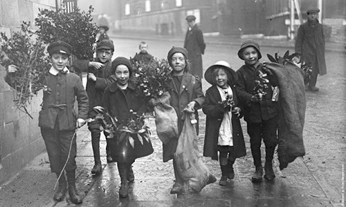 Những đứa trẻ hào hứng cầm trên tay những món đồ dùng trong dịp lễ Giáng sinh diễn ra vào tháng 12/1915.