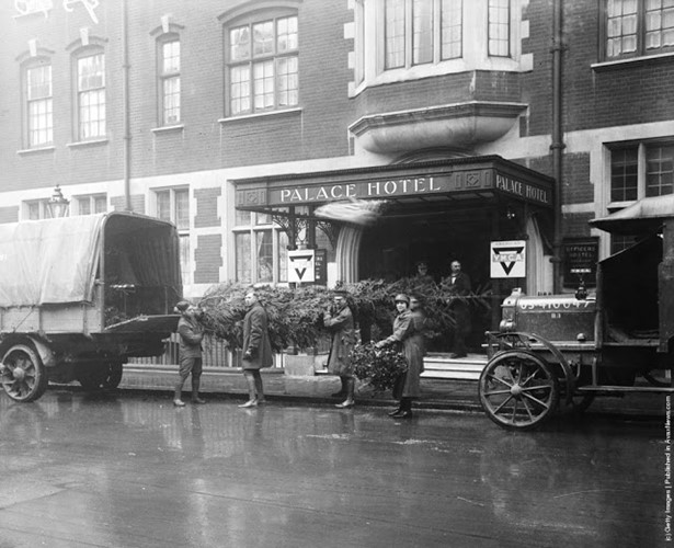 Binh sĩ Mỹ chuyển cây thông lên xe tải trước khách sạn Palace ở London, Anh tháng 12/1918.