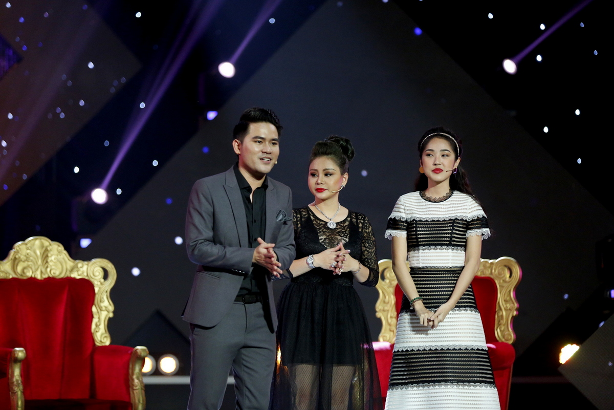 Quang Quý và Misoa Kim Anh cũng đã dành tặng nữ ca sĩ 1 món quà đặc biệt đó là đoạn video Duy Phước và Lê Lộc bày tỏ tình cảm dành cho mẹ. 