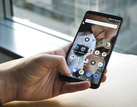 Giá của OnePlus 5T. Được phát hành vào tháng 11 năm nay, OnePlus 5T tích hợp hầu hết các điểm mạnh của các mô hình tốt nhất trên thị trường hiện nay. Với mức giá 499 euro, điện thoại sở hữu tuổi thọ pin tuyệt vời nhất, màn hình Amoled, bộ xử lý mạnh mẽ nhất, chất lượng hình ảnh tuyệt vời và hệ thống nhận diện khuôn mặt không thể chê và jack cắm. OnePlus là điện thoại thông minh cao cấp đứng đầu về tỉ lệ chất lượng và giá.