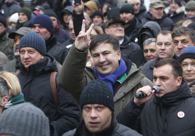 Ông Mikheil Saakashvili giữa những người biểu tình