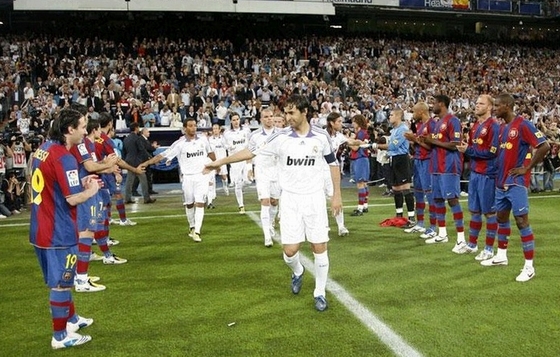 Barca từng chào đón Real Madrid khi CLB này vô địch La Liga mùa giải 2006-07