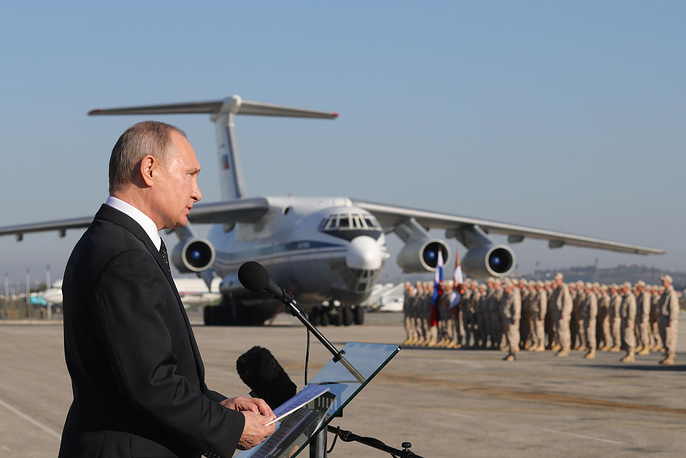 Tổng thống Putin phát biểu trước các lực lượng Nga đóng tại căn cứ không quân Hmeymim ở Syria hôm 11/12