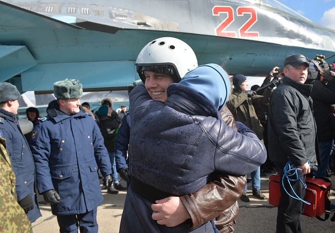 Một phi công của Nga đoàn tụ với gia đình ở khu vực Voronezh. Phi công này nằm trong nhóm đầu tiên trở về Nga từ chiến trường Syria hồi tháng Ba năm 2016.