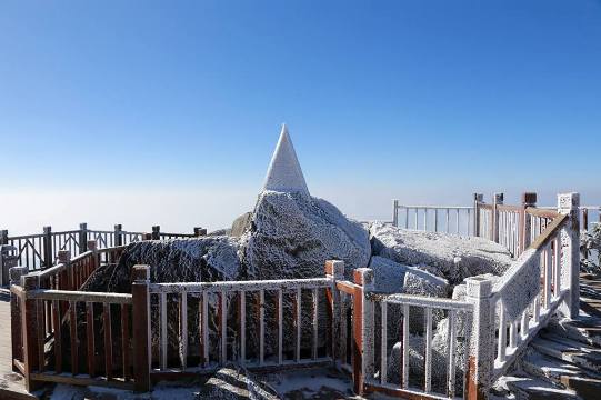 Tuyết rơi, đứng trên nóc nhà Đông Dương Fansipan có khác gì bạn đang đứng giữa xứ sở tuyết trắng Châu Âu?@Ngọc Ánh