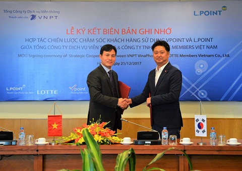 Ông Phạm Anh Tuấn, Phó Tổng Giám đốc VinaPhone (trái) và ông Yook Dong Eun – Tổng Giám đốc Lotte Members Việt Nam (phải) đại diện 2 đơn vị ký kết hợp tác.