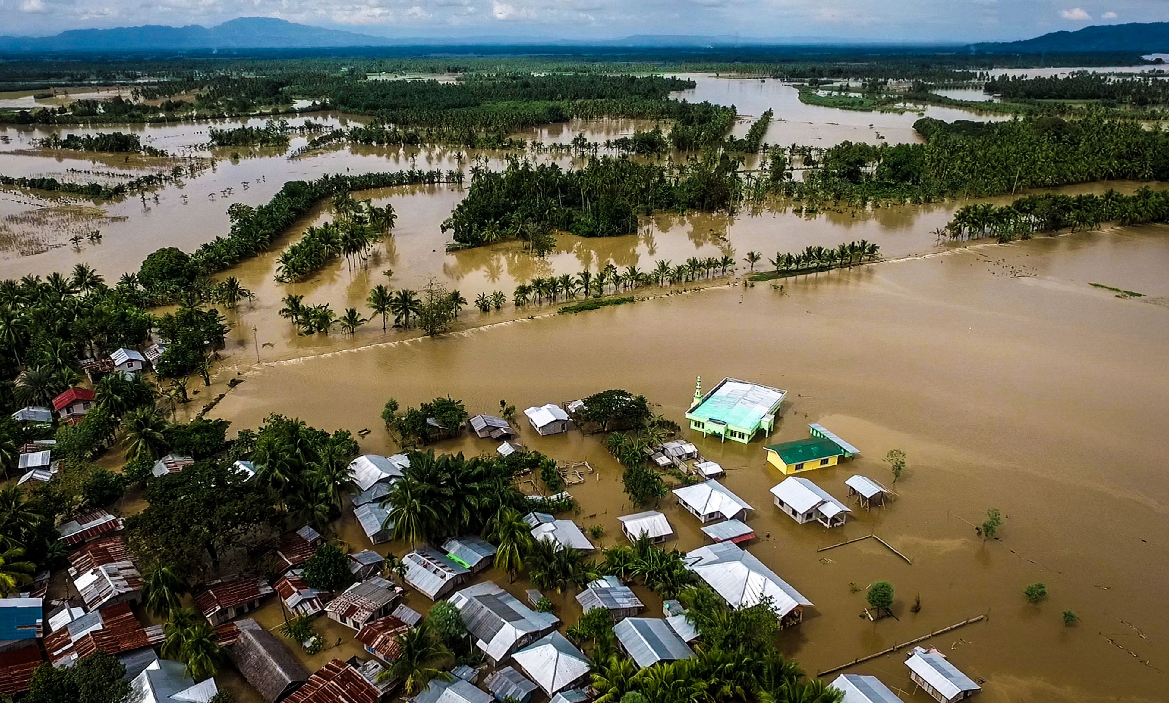 Trước đó, bão Tembin ập vào Philippines hôm 22/12 với sức gió lên tới 90 km/h. Cảnh sát, các binh sĩ và nhân viên tình nguyện đang chạy đua với thời gian và cố gắng tìm kiếm thi thể các nạn nhân trong đống đổ nát hoang tàn. Ảnh chụp khung cảnh trên đảo Mindanao.