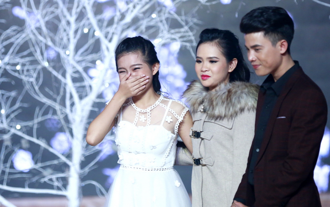Tuyết Nhung – 1 trong 2 con gái nuôi của Phi Nhung, đồng thời cũng là thí sinh nhỏ tuổi nhất của Solo cùng Bolero 2017 đã phải dừng chân trong đêm thi thứ 6 của chương trình cùng với thí sinh Quốc Hiển.