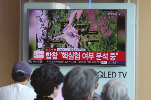 Người dân Seoul – Hàn Quốc xem bản tin về vụ thử hạt nhân của Triều Tiên hôm 3-9 Ảnh: AP