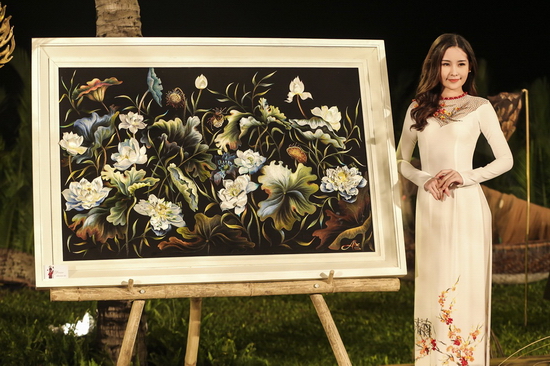 Hoa hậu Đại dương Ngân Anh bên bức tranh bán đấu giá được 350 triệu