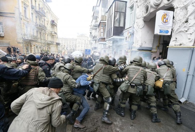 Lực lượng cảnh sát Quốc gia đụng độ với những người ủng hộ cựu tổng thống Gruzia Mikheil Saakashvili trong một cuộc bắt giữ tại căn hộ của Saakashvili ở Kiev, Ukraine ngày 5//12/2017. Ảnh: Reuters