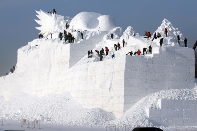 Một tác phẩm điêu khắc bằng tuyết cho Triển lãm Nghệ thuật Điêu khắc quốc tế trên đảo Cápbin tại Cáp Nhĩ Tân, tỉnh Heilongjiang, Trung Quốc ngày 6/12/2017. Ảnh: Reuters