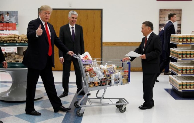 Tổng thống Mỹ Donald Trump đẩy một giỏ hàng khi ông thăm nhà thờ trung tâm phân phát thực phẩm Các Nhà thờ của Chúa Giêsu Kitô tại Thành phố Salt Lake, Utah vào ngày 4/12/2017. Ảnh: Reuters