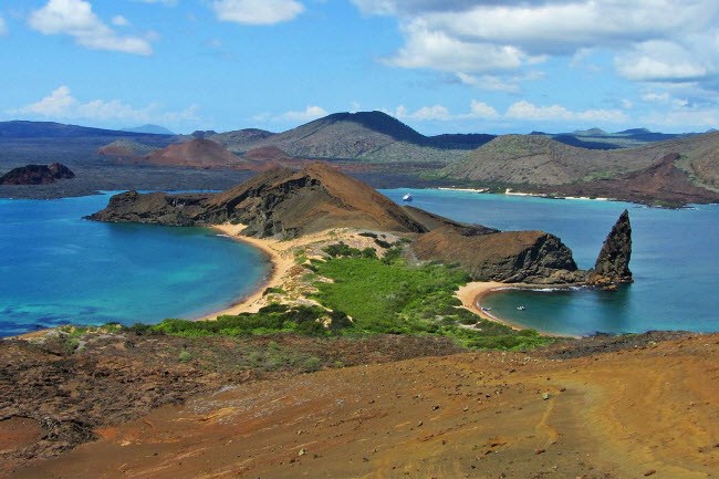 1. Quần đảo Galápagos: Quần đảo Galápagos không giống bất cứ nơi nào trên thế giới, với nhiều loài động và thực vật đặc hữu. Nhưng nhiều thế kỷ cô lập khiến nhiều loài đặc hữu trên đảo trở nên rất dễ tổn thương với yếu tố bên ngoài. Chính phủ Ecuador ban hành luật nhằm bảo tồn hệ sinh thái ở đây khỏi sự tác động của con người và đặc biệt là du khách.