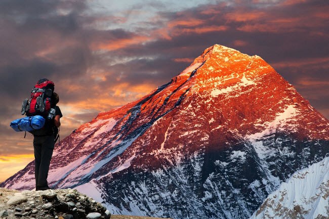 6. Núi Everest: Có nhiều lý do khiến du khách nên cân nhắc về kế hoạch chinh phục đỉnh núi cao nhất thế giới. Đầu tiên, chi phí cho hành trình rất tốn kém từ 25.000 USD đến 45.000 USD. Thứ hai, việc chinh phục đỉnh Everest tiềm ẩn nhiều nguy hiểm do hiện tượng biến đổi khí hậu khiến tuyết và băng tan nhanh. Năm 2017, ít nhất 6 người thiệt mạng khi leo ngọn núi này.
