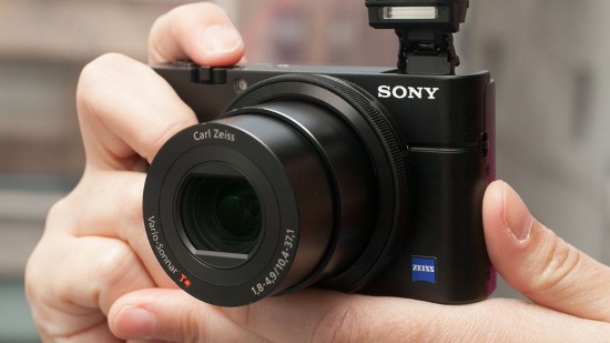 Sony Cyber-shot RX100: Mặc dù ra mắt từ khá lâu nhưng Sony Cyber-shot RX100 vẫn là một trong những máy ảnh compact được yêu thích nhất. Thiết bị hướng đến những người dùng muốn một chiếc máy ảnh chất lượng cao, cảm biến ảnh lớn và nhỏ gọn.