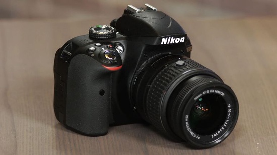 Nikon D3300: Ra mắt từ năm 2014 nhưng nếu bạn mới “tập tành” sử dụng máy ảnh DSLR thì D3300 của Nikon sẽ là một lựa chọn phù hợp với mức giá khá mềm.